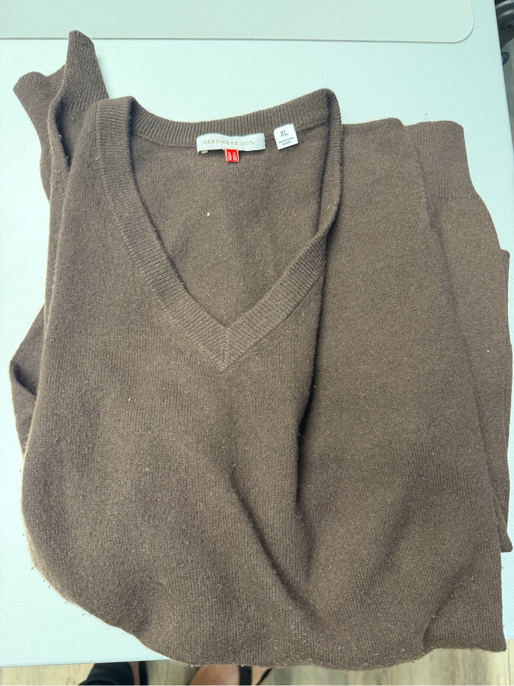 Uniqlo Men's Cashmere V-Neck Sweater in Brown